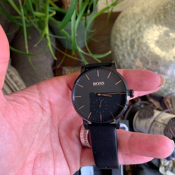 SOLD⛔️Authentic BOSS 42 Ionic plated steel leather watch - Picture 9 of 13